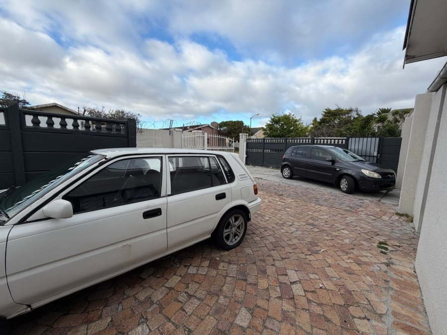 5 Bedroom Property for Sale in Lotus River Western Cape